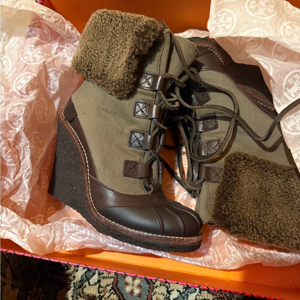 Green and Brown Wedge Shoes with Lace-Up Design